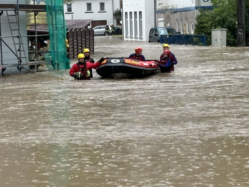 Strömungsretter bei der Evakuierung von Personen in Fechingen